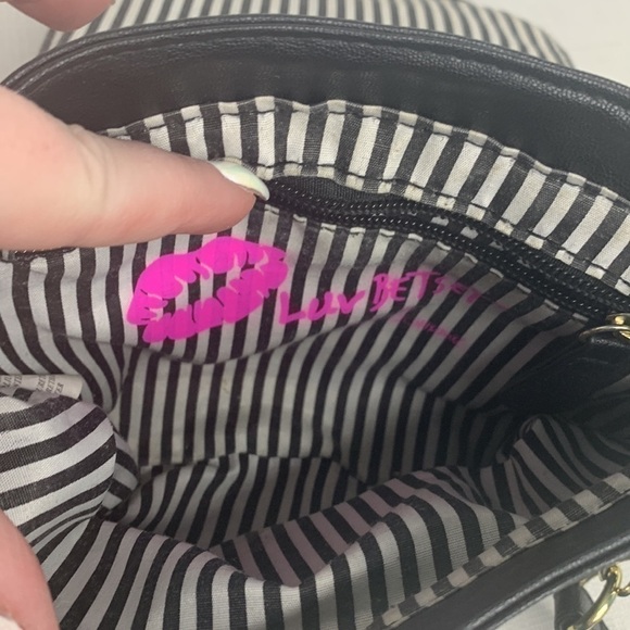 Betsey Johnson “ luv Betsey” quilted hearts flap crossbody bag - Picture 7 of 8